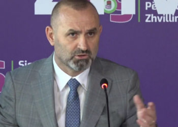 “Shko more plehrë”/ Ulsi Manja sherr në rrjetet sociale me qytetarin