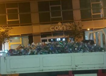 FOTO: Një kamion me shishe boshe! Holandezët ‘të marrosur’ pas birrave