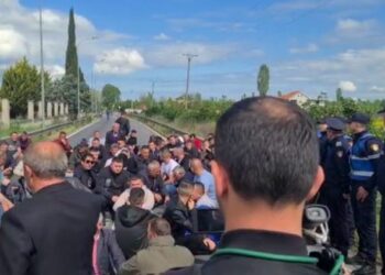 Banorët e Rinasit sërish në protestë: Mjaft kemi duruar! Për 2 kilometra duhet të bëjmë 20