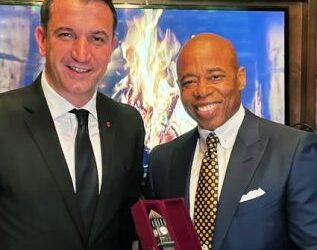 Erion Veliaj takon kryebashkiakun e Nju Jorkut dhe merr premtimin: Pas “Fan Nolit”, një tjetër rrugë do të quhet “Skënderbeu”