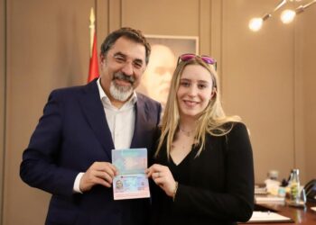 “Kënaqësi e veçantë”/ Çuçi i jep nënshtetësinë bukuroshes italiane, do garojë për flamurin kuqezi