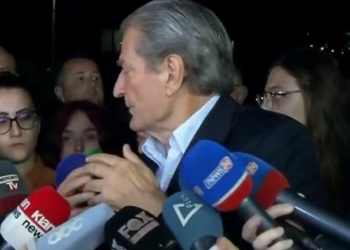 Dy standartet e Berishës në protestën për vdekjen e 31-vjeçarit në Kavajë/ Gazetarja e mbërthen: Pse nuk reaguat kur në 2011 u vranë 4 njerëz nga dhuna!