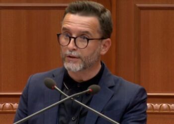 “Panaire koti”/ Ironia e Erion Braçes: Gjithë bota po dridhet nga katastrofa e ushqimit, ne kënaqemi me jonxhën, a jeni në terezi apo jo
