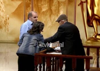 “Çfarë i ke këto? Turp të kesh!”/ Konflikti në familjen e Lekos, vajza del kundër të atit dhe mbron kunatin: Do ndaj motrën nga burri?