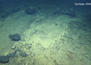 VIDEO/ ‘Rruga me tulla të verdha’ për në Atlantidë/ Studiuesit zbulojnë formacion të pabesueshëm shkëmbor mbi qytetin e humbur ‘mistik’