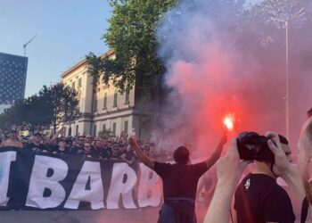 VIDEO+FOTOT/ “Barbarët” ‘thyejnë’ protokollin: Ultrasit e Feyenoord-it drejt stadiumit “Air Albania”, ndezin flakadanët përgjatë bulevardit