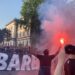 VIDEO+FOTOT/ “Barbarët” ‘thyejnë’ protokollin: Ultrasit e Feyenoord-it drejt stadiumit “Air Albania”, ndezin flakadanët përgjatë bulevardit