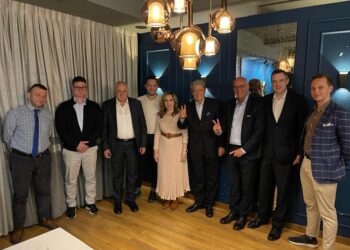 Berisha prezanton të huajt e Kuvendit të PD, asnjë prej PPE: Evi Kokalarin e quan të dërguarën e Trump, foto me Lordin që ka marrë para nga rusët, Heinz…!