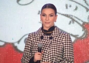 Dhurimi i banesave në Thumanë, Olta Boka performon ilahinë e Profetit Muhamed për qytetarët e pranishëm. Prezent, edhe Rama