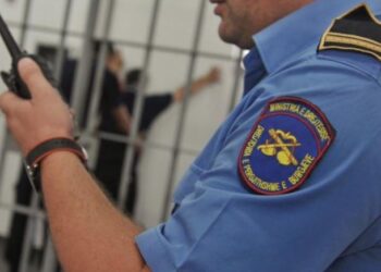 Rregullorja e Policisë së Burgjeve ndryshon: Ja rastet kur efektivët mund të përdorin armët ose pajisjet kufizuese