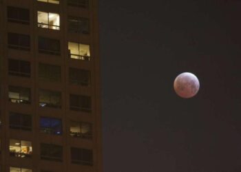 Hëna “ngjyhet” me të kuqe, natën mes të dielës dhe së hënës rikthehet eklipsi total
