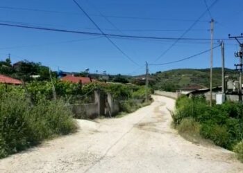 Dy fshatra dhe një lagje në Dimal, mes plehrave dhe ujërave të zeza/ Banorët të mbetur pa shpresë: Jetojmë me fekalet!