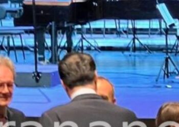 FOTO/ Basha rishfaqet me Gaz Bardhin e Gjekmarkaj në Teatër. Shmang deputetët e Berishës