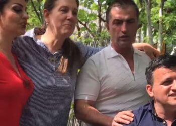 VIDEO / Tërmet Peçi ia merr labçes, i mbajnë iso Kumbaro dhe Flamur Golemi