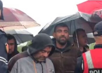 Rruga e Rinasit me një sens drejtimi, banorët sfidojnë motin dhe dalin në protestë