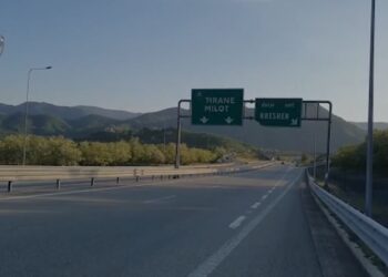 Me shpejtësi deri në 192 km/h në Rrugën e Kombit/ Makina inteligjente e policisë kap 60 shoferë brenda dy orësh!