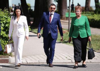 FOTOT/ Politika parakalon në një “sfilatë” neutrale të deputetëve në Kuvend, guxon Grida Duma. S’mbeten pas as…!