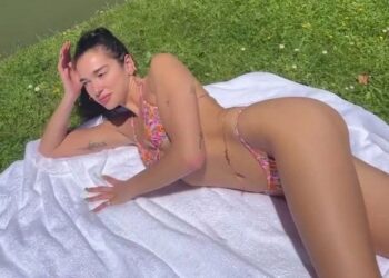 FOTO/ Shumë tërheqëse: Dua Lipa ‘tërbon’ fansat e veshur me bikini