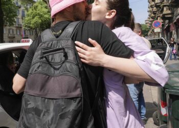 FOTOT/ Dje fitoi Eurovisionin, këngëtari ukrainas niset për në luftë: Ja puthja emocionuese me të dashurën