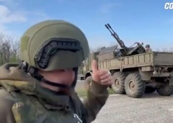VIDEO/ I bën shenjë ushtarit të qëllojë e më pas nisi raportimin live të luftës për ‘sulme’ mbi dronët ukrainas! Gazetari rus tallet në rrjetet sociale