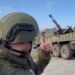 VIDEO/ I bën shenjë ushtarit të qëllojë e më pas nisi raportimin live të luftës për ‘sulme’ mbi dronët ukrainas! Gazetari rus tallet në rrjetet sociale