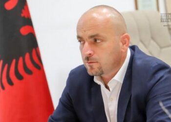 “Kur do ma prezantosh ndonjë shoqe?”/Drejtori i Përgjithshëm i Policisë pezullon shefin e krimeve në Komisariatin e Divjakës pas investigimit