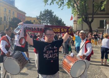 Pak para hyrjes në stadium/ ‘Tulipanëve” në Tiranë i shtohen daullet shqiptare, elektrizohet atmosfera mes tifozëve të Feyenoord