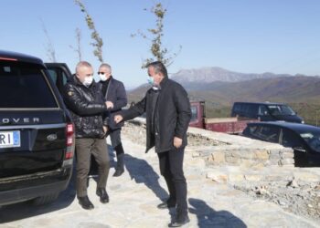 “Presidencës i kanë mbaruar medaljet”, Lesi ironi me Metën: Faleminderit që nuk na dekorove as këtë vit!