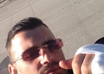 Djali iu vetëvar në Komisariatin e Kavajës, babai: Polici qensh! Ma morën djalin për vjedhjen e një dere alumini