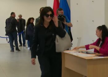 FOTO/ Pas disa vitesh mungesë, Topalli rikthehet në selinë e PD. Realizohet “profecia”: Afrohem kur të ikë Luli