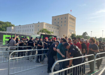 Finalja e Conference League/ Nis hyrja e tifozëve të parë në stadiumin “Air Albania”, policia i kontrollon rreptësisht