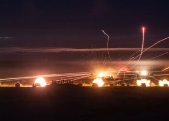 FOTO/ Tym e zjarr në kampin ku ndodhen ushtarët shqiptarë në Letoni, NATO e mobilizuar kundër rusëve