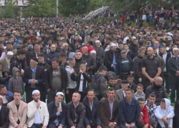 Shënohet Fitër Bajrami, besimtarët myslimanë falen në sheshin “Skënderbej”
