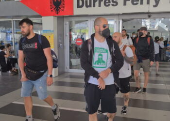 Mbërrijnë në portin e Durrësit mbi 100 tifozë të Romës, policia, masa për shoqërimin