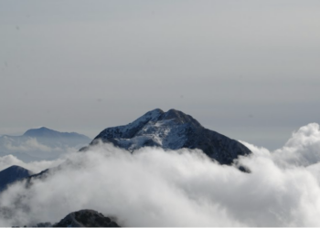 “Mallkimi” vazhdon/ Turistët bien nga Mali i Çikës në Vlorë, nisin kërkimet nga toka dhe nga ajri