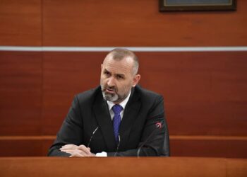 Ministri i Drejtësisë, i ashpër me drejtorët e burgjeve: Të dënuarit më kanë dërguar ankesa në telefonin tim, ku e kanë gjetur celularin?