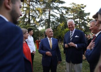 Kërkon faljen e mëkateve?! Ilir Meta “novator”, bën një edhe Kuranin me Biblën: Duhet të pajtohemi me Zotin