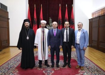 “Shërbimet” e fundit/ Meta bën Pastorin, “Kalorës të Urdhrit të Skënderbeut”: Ka dhënë kontribut në forcimin e bashkëjetesës dhe harmonisë fetare