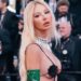 FOTOT/ Tërheqëse me fustanin transparent: Modelja shqiptare merr gjithë vëmendjen në Festivalin e Filmit në Kanë