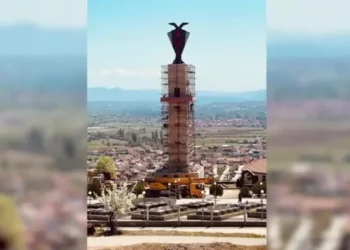 I lartë 20 metra/ Monumenti i UÇK-së së 2001-shit me shqiponjën dykrerëshe në majë që po trazon Shkupin