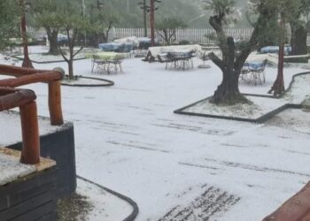 FOTOT/ “Çmendet” moti: Breshër i madh në Tiranë, zbardhet kryeqyteti