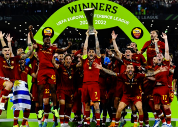 VIDEO/ Momenti kur Kumbulla dhe Mourinho ngrejnë trofeun në Air Albania, Roma në delir