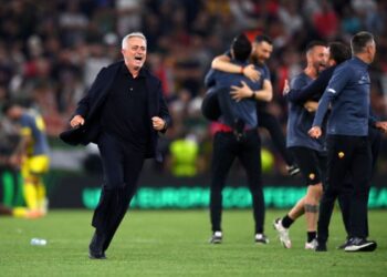 VIDEO/ Moment emocionues tek pamjet nga stadiumi: Zhoze Murinjo në lot pas fitimit të Ligës së Konferencës
