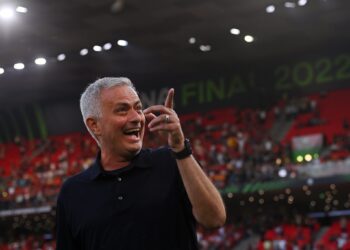 VIDEO/ Ekipi Romës zbret në “Air Albania”, Mourinho dhuron show