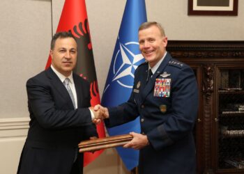 Komandati suprem i Fuqive Aleate në Evropë/ Wolters vizitë në Shqipëri, Peleshi: Rol të rëndësishëm në modernizimin e FA. Baza ajrore e Kuçovës…!