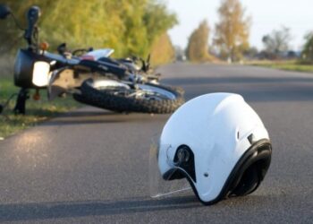 Aksidenti rrugor/ Po patrullonte me motor, polici përplas këmbësoren në Vlorë, plagoset dhe kolegu i tij