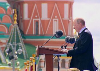 Hakimi i orareve të TV-ve ruse gjatë Paradës në Sheshin e Kuq: Gjaku i ukrainasve në duart e Putinit