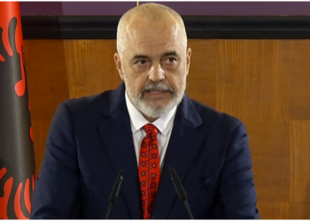 “Jemi gjithçka, por jo budallenj”/ Rama i jep medalje komandantit të NATO-s: Shqiptarët janë pro amerikanë. Do flas anglisht sepse…!
