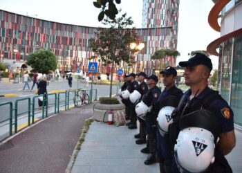 “I zbardhën faqen Shqipërisë”/ Rama falenderon punonjësit e drejtuesit e shërbimeve publike që siguruan mbarëvajtjen e Conference League