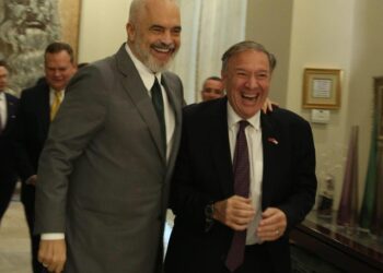 Faktet/ Një përgënjeshtrim për grupin e Berishës, që akuzuan Mike Pompeo se mori një shumë të majme për t’u shfaqur krah Ramës